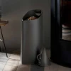 Porta pellet con sessola da interno in cuoio nero di design Sapir