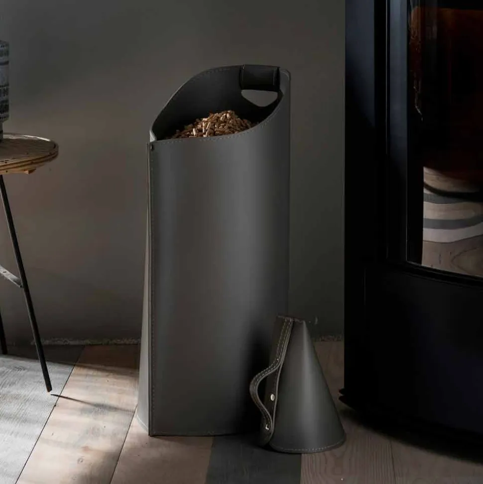 Porta pellet con sessola da interno in cuoio nero di design Sapir