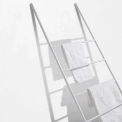 Scala Porta Asciugamani di Design Moderno in Metallo Bianco o Nero – Oppalà