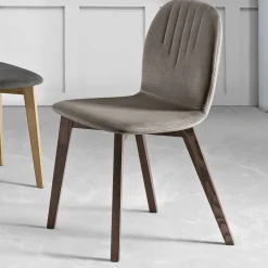 Sedia con Seduta in Monoscocca in Tessuto e Gambe in Legno Made in Italy - Nezoku