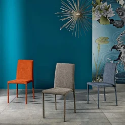 Sedia di design per sala da pranzo in tessuto fatta in Italia, Conny