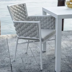 Sedia Impilabile con Braccioli e Schienale in Corda Imbottita - Gardenia