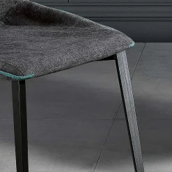 Sedia moderna in tessuto e gambe a triangolo fatta in Italia, Oriella