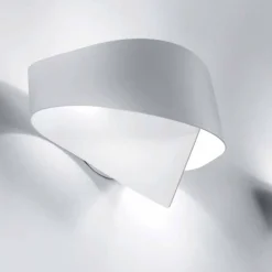 Selene Scudo applique in acciaio verniciato dal design moderno