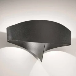 Selene Scudo applique in acciaio verniciato dal design moderno