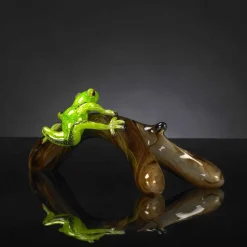 Statua a Forma di Rana su Ramo in Vetro Colorato Realizzata in Italia - Froggy