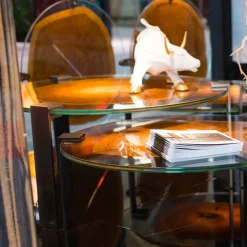 Tavolino da caffè alto moderno con piano in vetro e legno Bigo 1