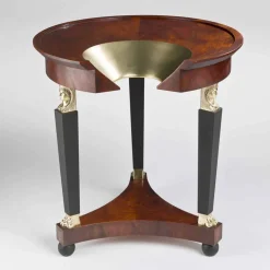 Tavolino da salotto con piano in vetro e decorazioni in ottone, Venere