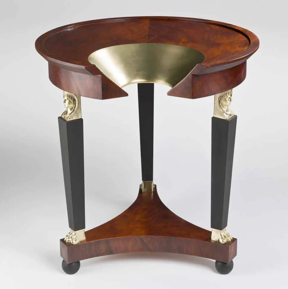 Tavolino da salotto con piano in vetro e decorazioni in ottone, Venere