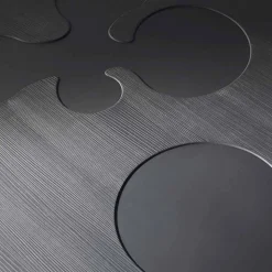 Tavolino moderno nero realizzato in legno di larice laccato Giglio