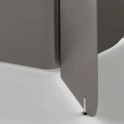 Tavolo con Piano Sagomato in Vetro e Base in Metallo Curvato - Piacere