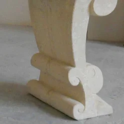 Tavolo ovale scolpito a mano in Pietra di Vicenza e cristallo Aracne