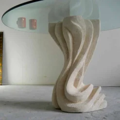 Tavolo rotondo in Pietra di Vicenza e cristallo Cadmo scolpito a mano