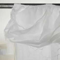 Tenda Bianca in Garza di Lino e Organza con Ricamo di Rose Elegante - Mariarosa