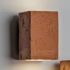 Toscot Smith applique da giardino a LED in terracotta, fatta a mano
