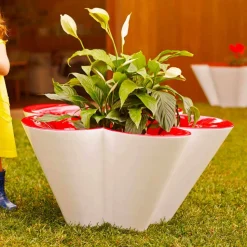 Vondom Agatha fioriera da esterno di design in polietilene colorato