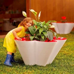 Vondom Agatha fioriera da esterno di design in polietilene colorato