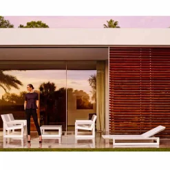 Vondom Frame lettino da giardino di design in polietilene bianco