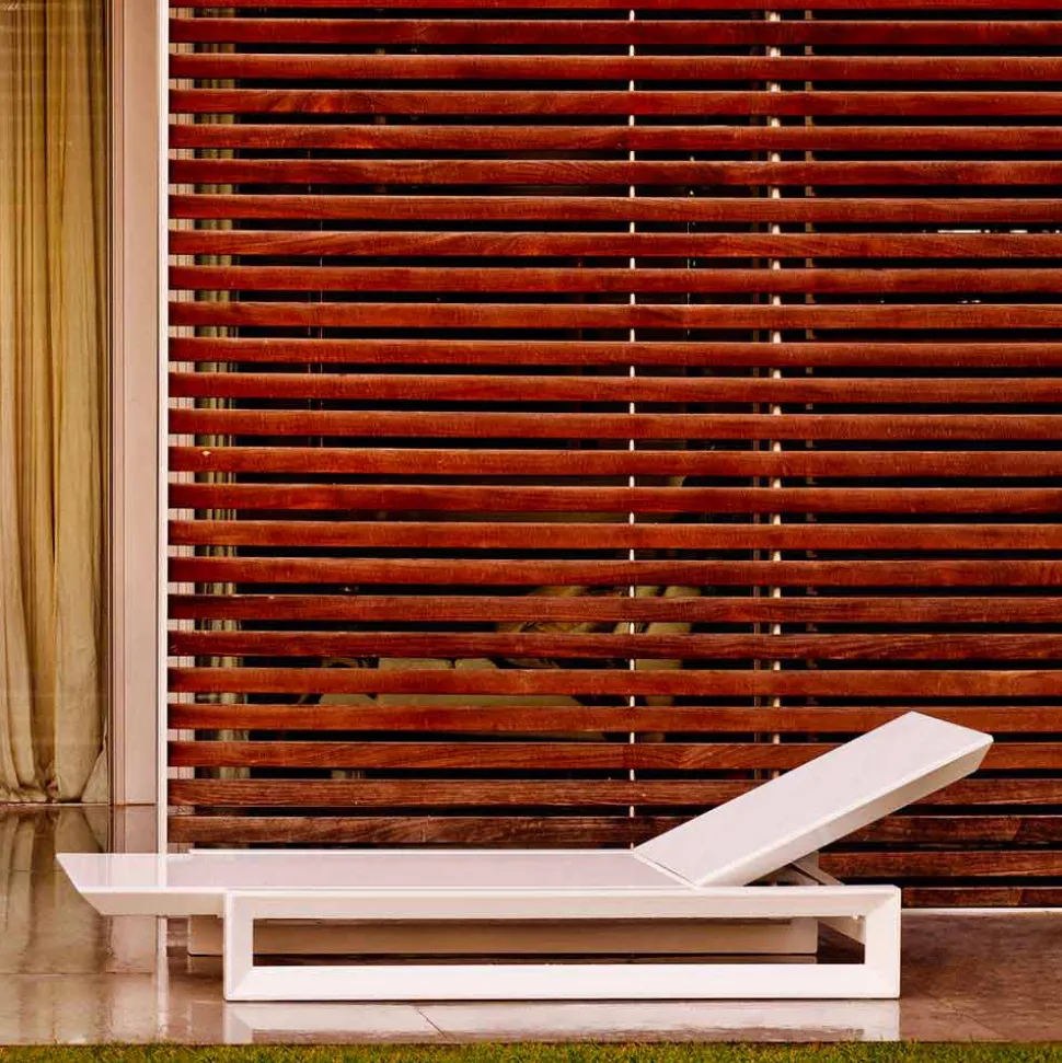 Vondom Frame lettino da giardino di design in polietilene bianco